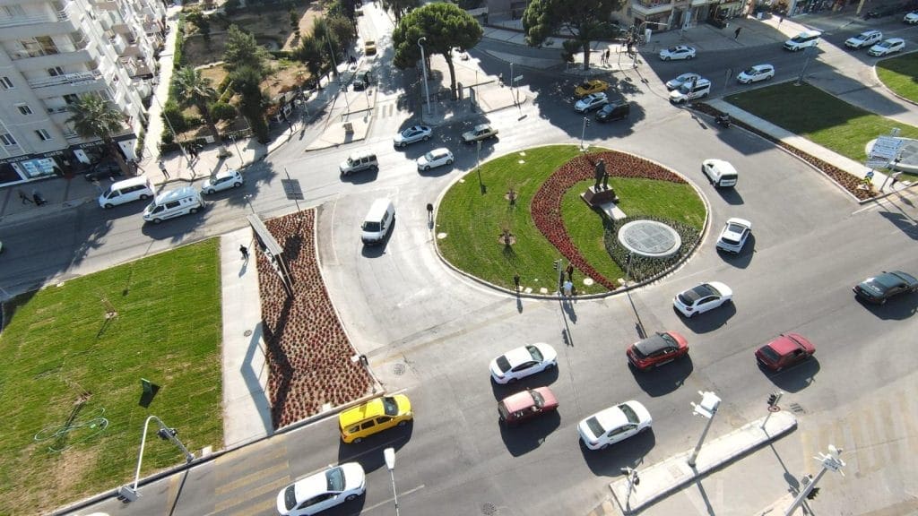 Meydanlar Ata’nın en sevdiği kasımpatı çiçeği ile renklendi