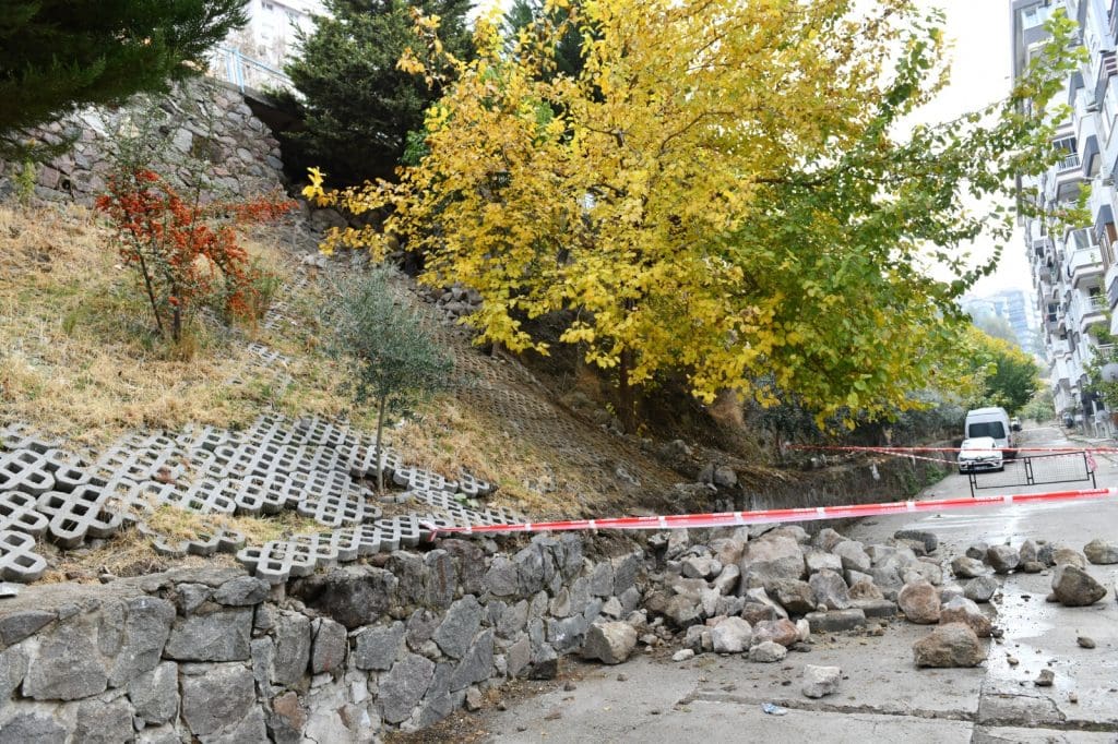 Çiğli’de heyelan korkuttu