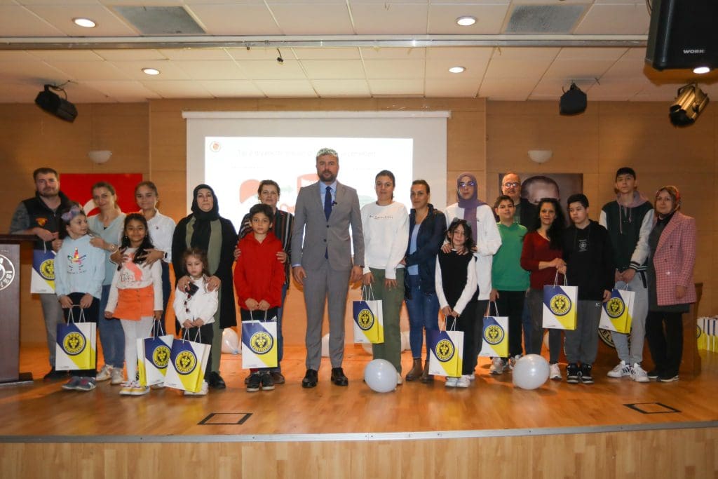 Buca’da diyabetli çocuklar için şeker ölçüm cihazları dağıtıldı