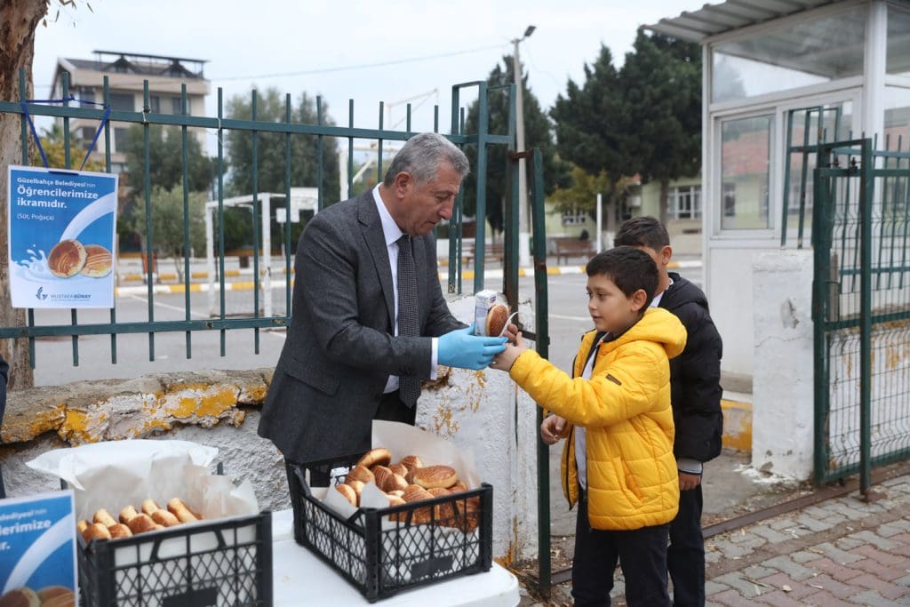 Öğrencilere süt ve poğaça dağıtıldı