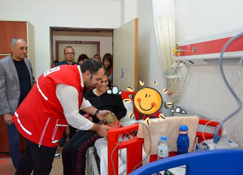 Konak Kızılay’dan hasta çocuklara moral ziyareti