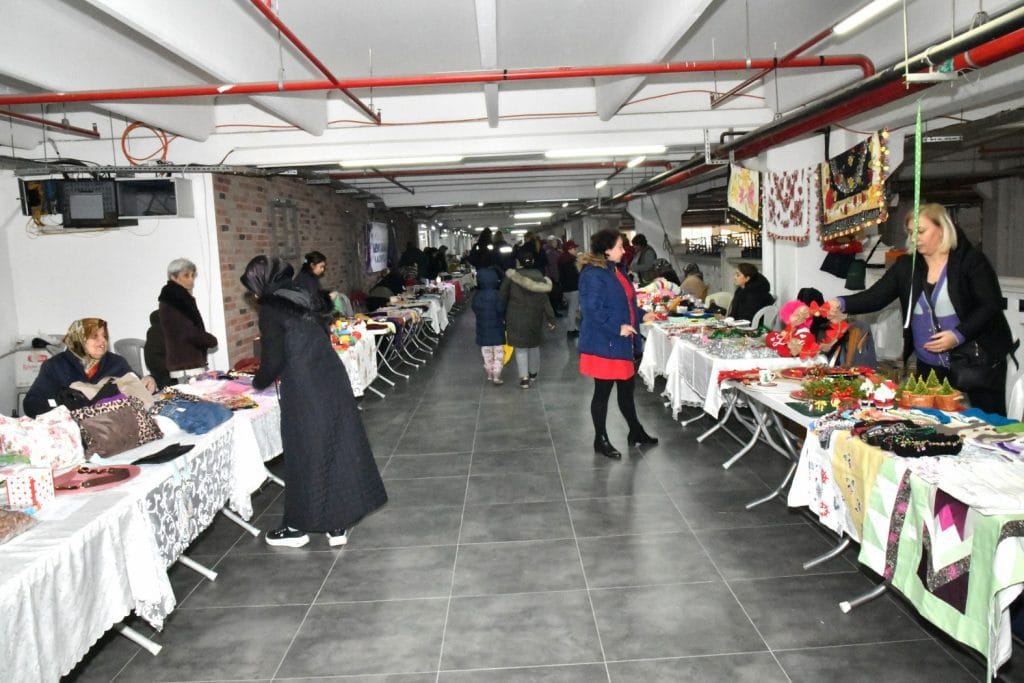 Yunusemre’de kadınların el emekleri için çarşı kuruldu