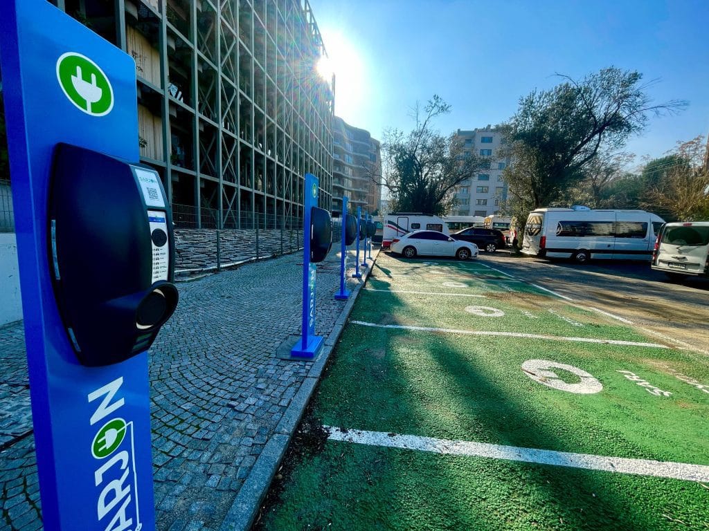 Narlıdere’de, elektrikli araç şarj istasyonları devrede