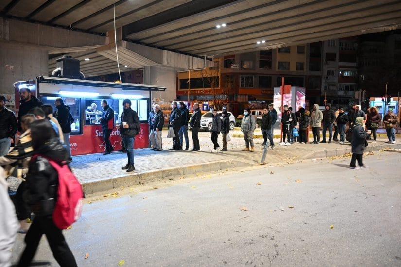 Bornova Metro çıkışında her sabah sıcak çorba