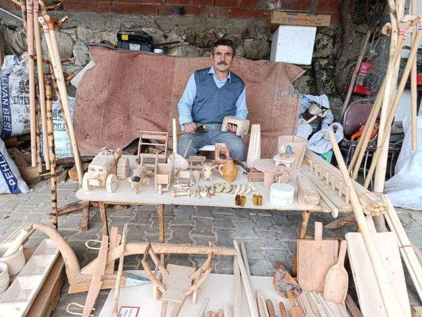 Usta elleriyle ağaca şekil veriyor