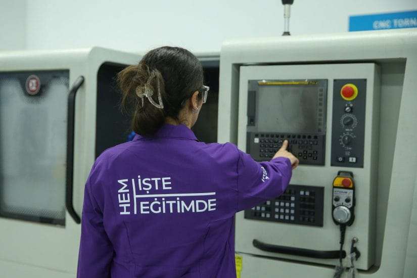 Kadın CNC operatörler