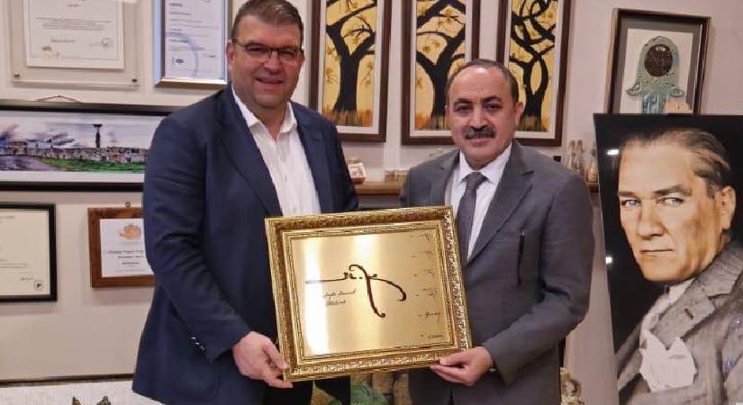 Seferihisar Belediyesi 3 öğün yemeği evlere gönderiyor