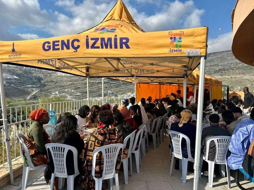 Gambiyalı öğrenciler İzmirli gençlerle buluştu