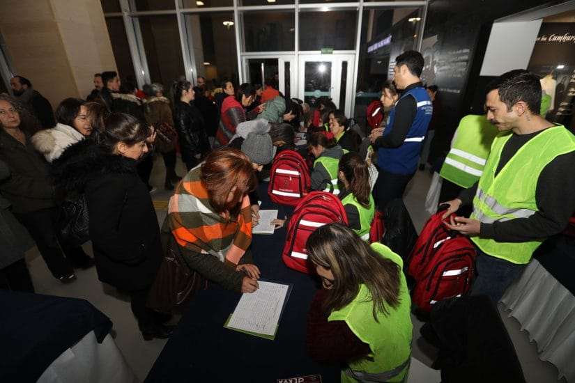 Muğla Büyükşehir deprem çantası dağıttı