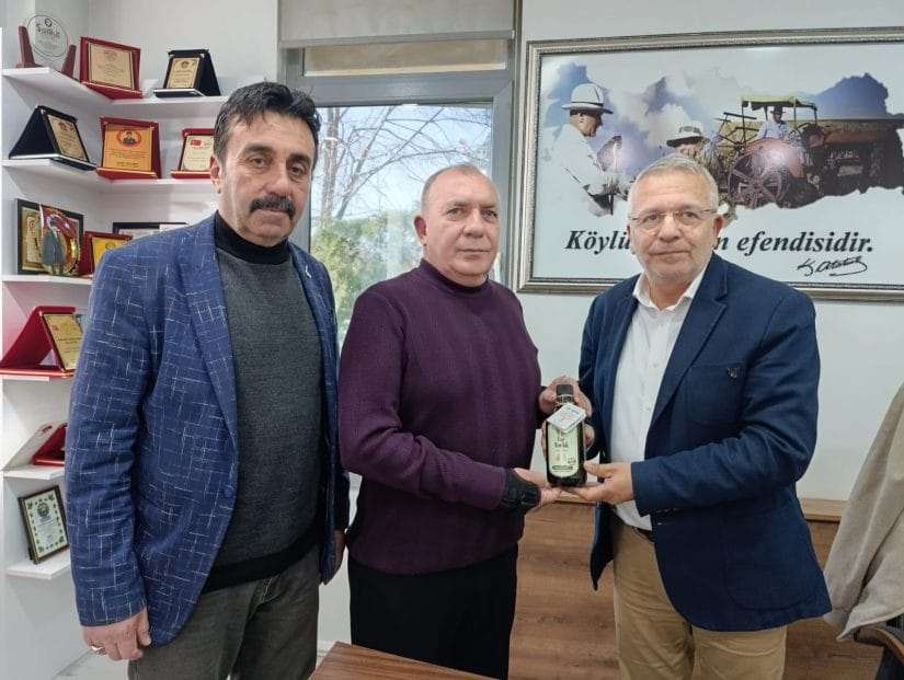 Ödüllü zeytinyağı üreticisi çifte tebrik morali