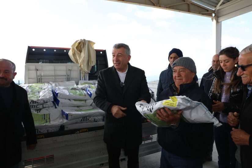 Güzelbahçe Belediyesi’nden Çiftçilere tarımsal ürün desteği