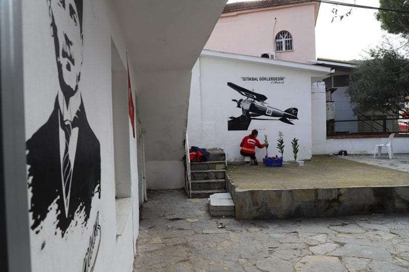 Menderes’da duvarlara tablo gibi resimler çiziliyor