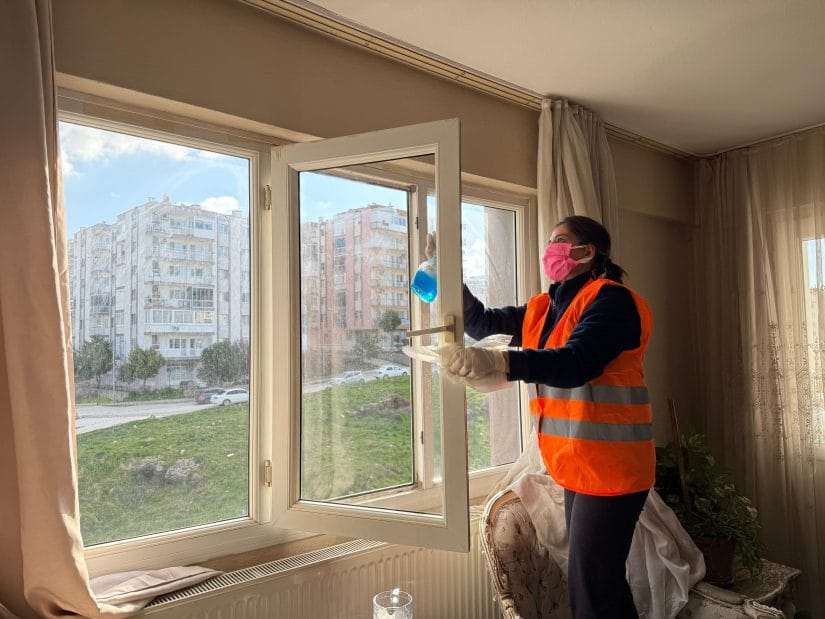 Menemen’de yaşlıların ev temizliği belediyeden