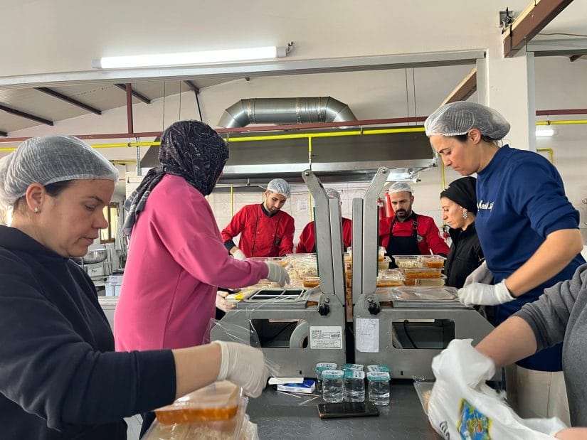 Menemen’in kazanlarında bereket ve dayanışma kaynıyor