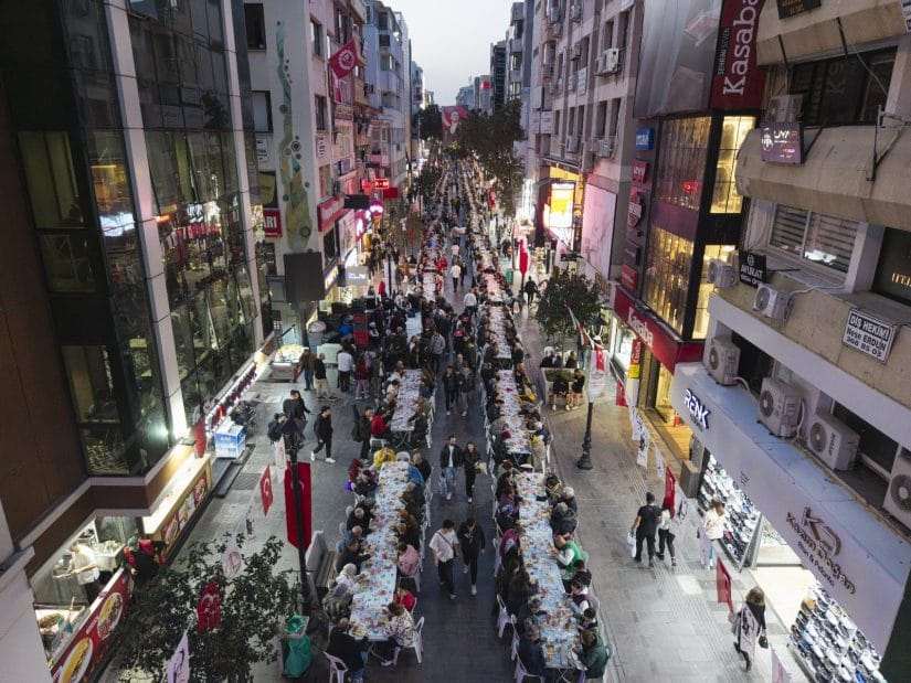 Karşıyaka Çarşısı’nda 4 bin kişilik iftar sofrası!