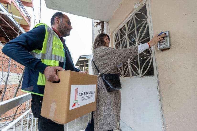 Karşıyaka Belediyesi’nden ihtiyaç sahiplerine Ramazan kolisi
