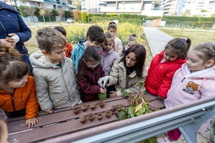 Karşıyaka’da anaokulu öğrencileri bostanda üretimi deneyimledi