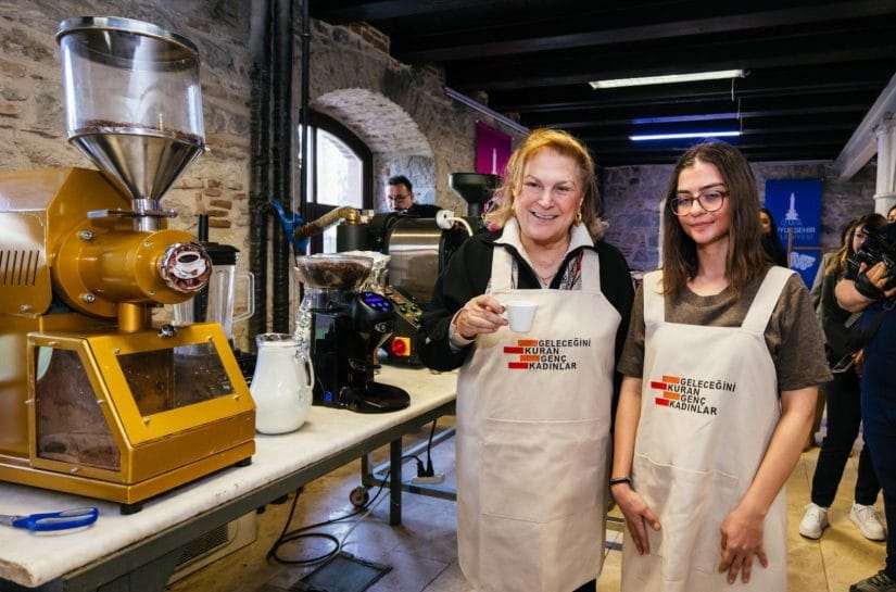 Güler Sabancı, barista eğitiminde kahve yaptı.