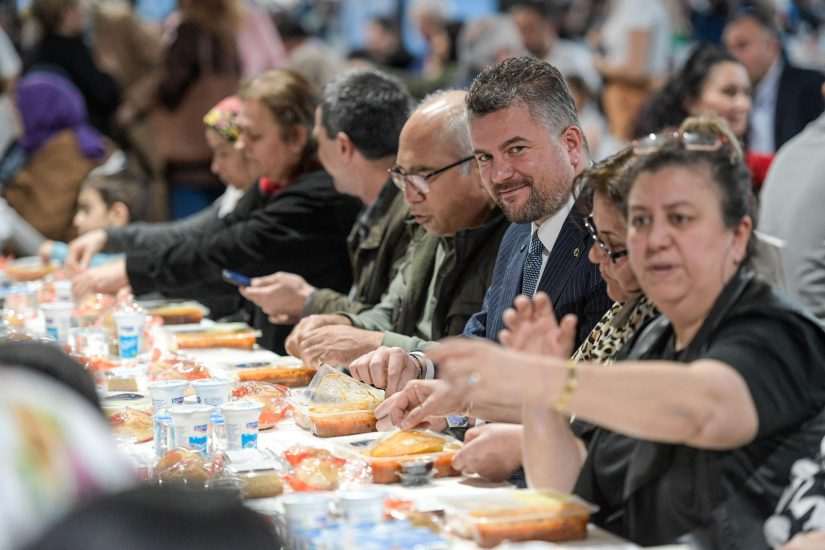 Büyükşehir’in iftarı bu kez de Buca’daydı