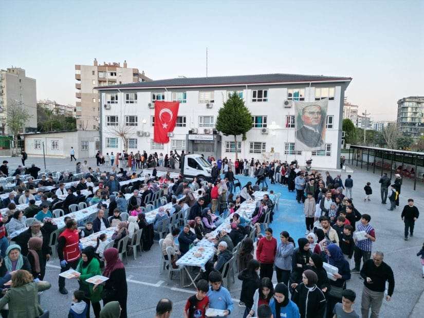 Kızılay Bayraklı Ramazan’da ihtiyaç sahiplerinin yanında