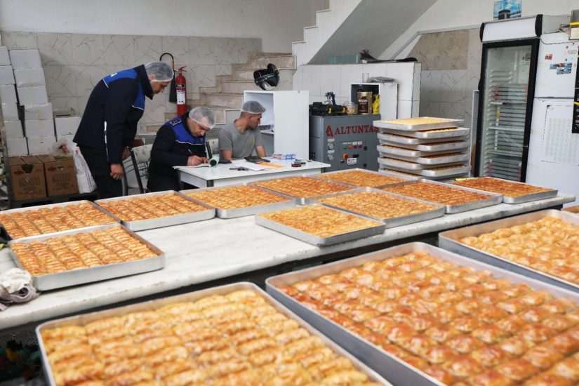 Karşıyaka’da bayram öncesi tatlıcı denetimi