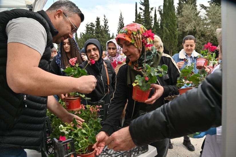 Arife Günü Mezarlıklarda Çiçek Dağıtımı Yapıldı