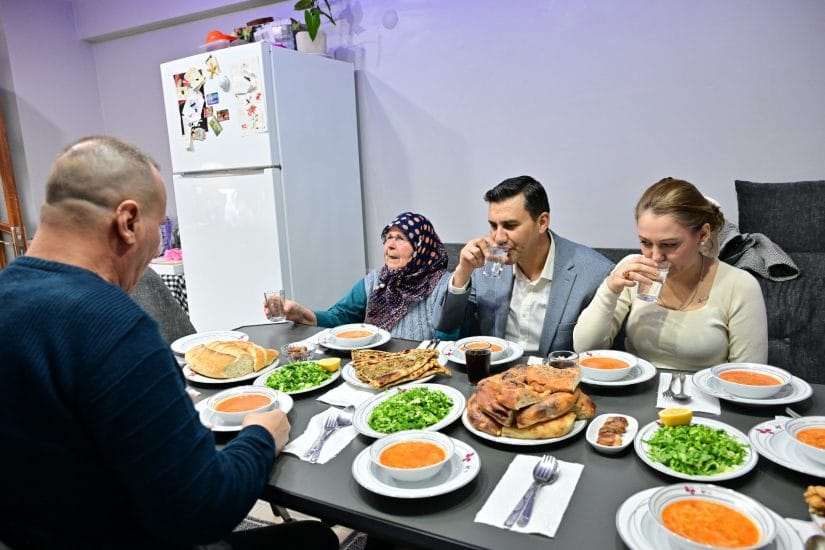 Zeyrek, İlk İftarda Şehit Ailesinin Sofrasına Konuk Oldu