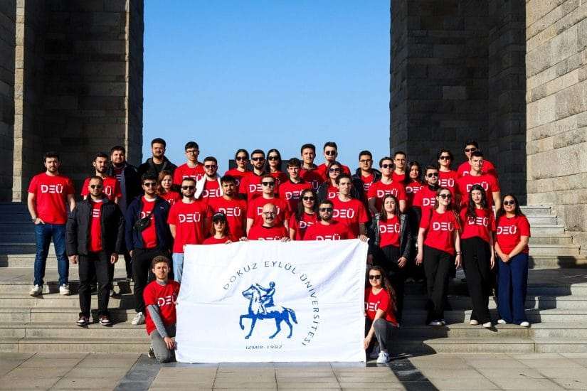 DEÜ öğrencileri Çanakkale’de şehitleri andı