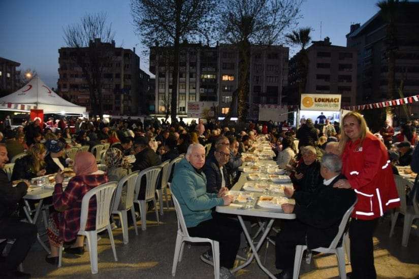 İki bin kişi “Merhamet Çınarı’nın” altında iftar açtı
