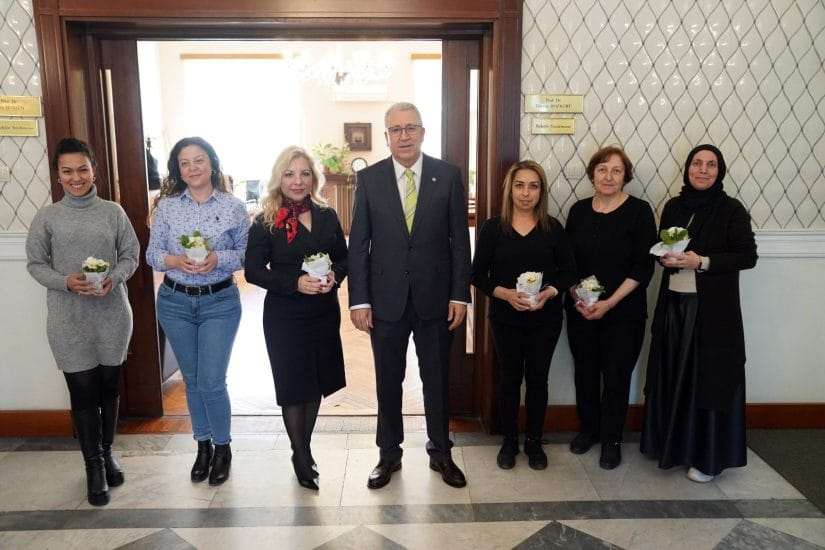 EÜ’de 8 Mart Dünya Kadınlar Günü çiçeklerle kutlandı