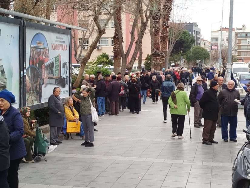 Emekliler Ucuz Yumurta Kuyruğunda!