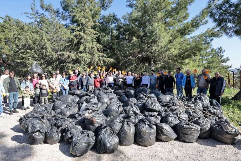 Ormanda iki saatte 750 poşet çöp toplandı