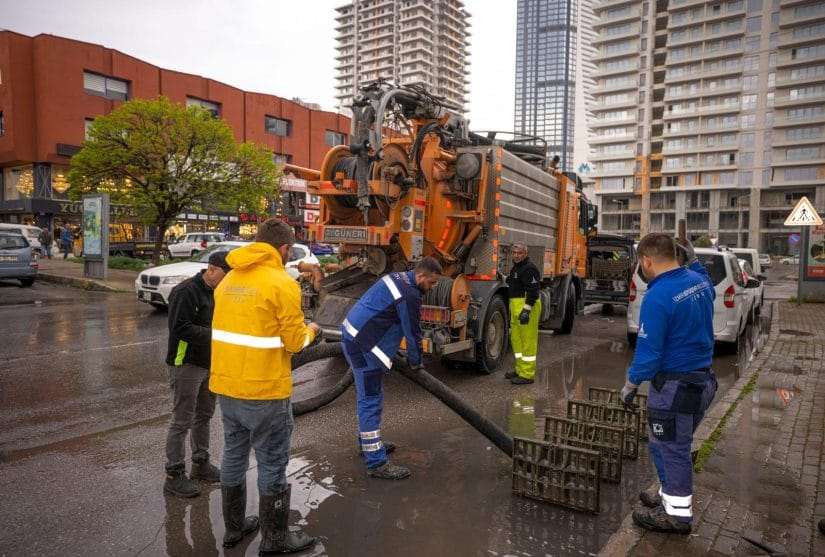Yağmurla tıkanan ızgaralar temizleniyor