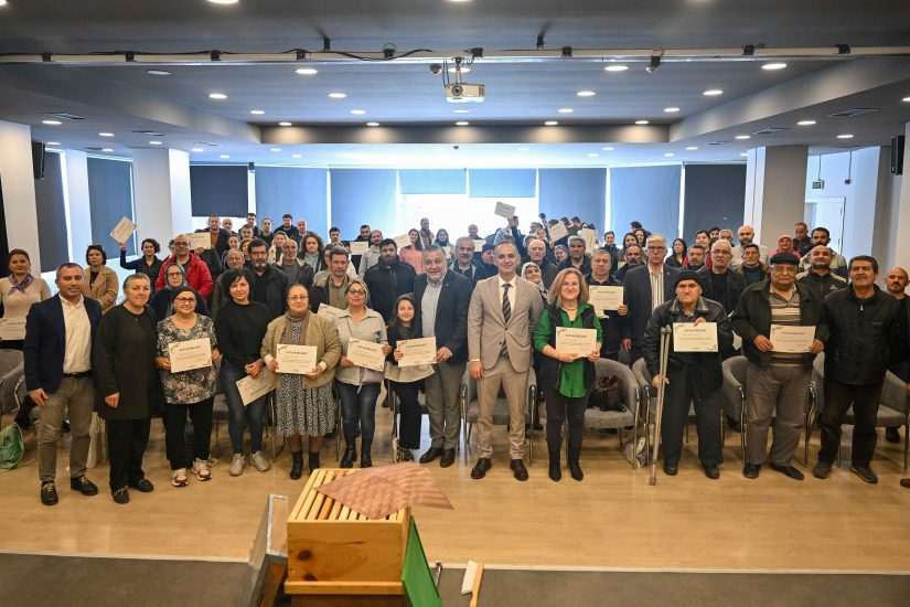 100 yeni arıcı sertifikalarını törenle aldı