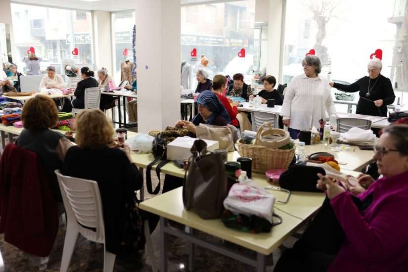 Bayraklı Belediyesinden huzurevi sakinlerine 750 adet battaniye