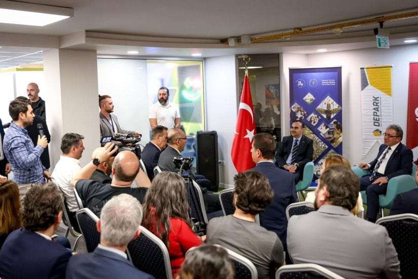 Bakan Kacır, DEÜ’lü girişimcilerle bir araya geldi