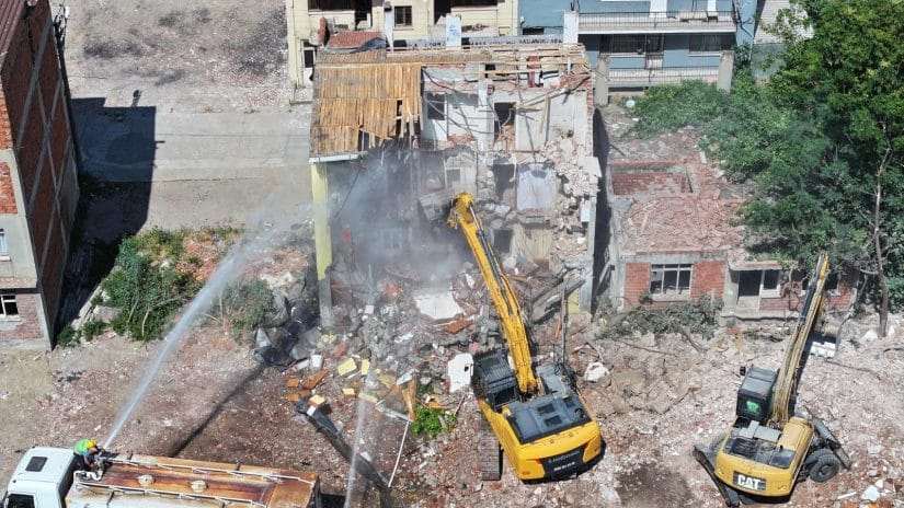 Karşıyaka’da trafik için yıkım