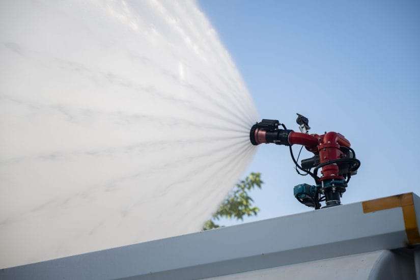 Bornova’da yangına karşı basınçlı su püskürtme aracı