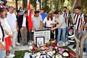 Ferdi Zeyrek’in Kabri Babalar Günü’nde de Ziyaretçi Akınına Uğradı