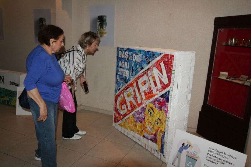 Egeli Eczacılık öğrencileri atık ilaç kutularını sanata dönüştürdü