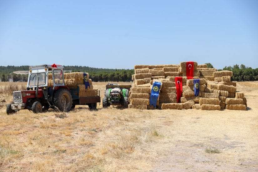 Buca Belediyesi’nden köylülere saman balyası desteği