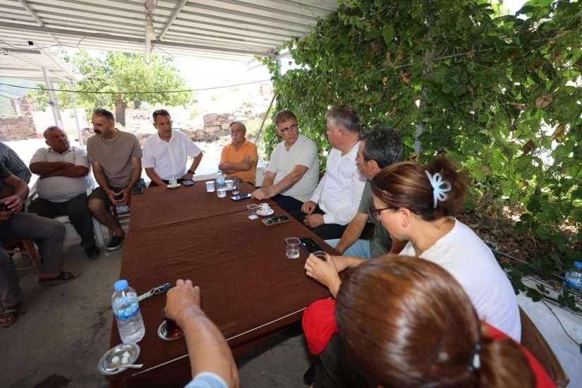 Başkan Tugay yangın bölgelerini yalnız bırakmıyor