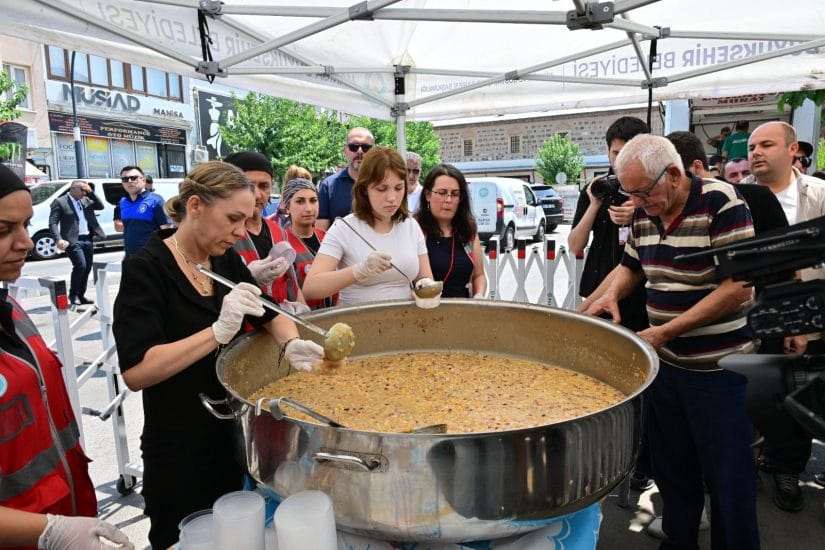 Merhum Zeyrek’in ailesinden aşure hayrı