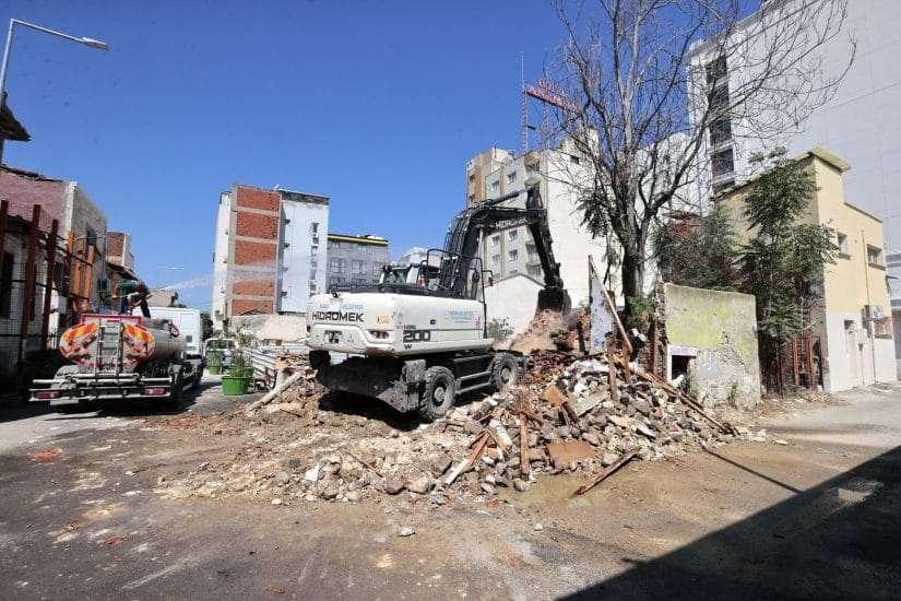 Konak’ta 15 ayda 162 metruk bina yıkıldı