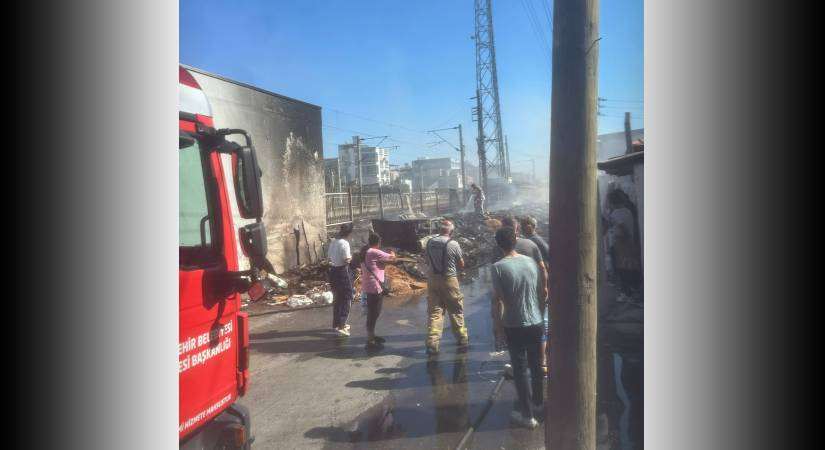 Buca’da toplanmayan çöpler alev aldı