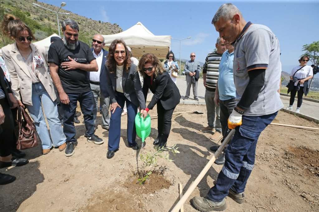 Karşıyaka’da her daireye 2 fidan bağışı
