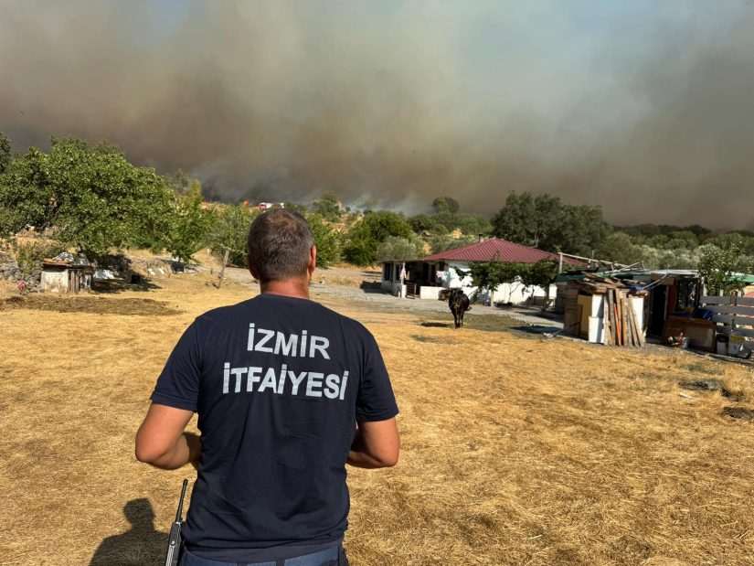 İzmir İtfaiyesi kırsal yangınlarla mücadele ediyor