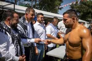 Pehlivanlar yağlı olunca..  Parmak Tokalaşması!