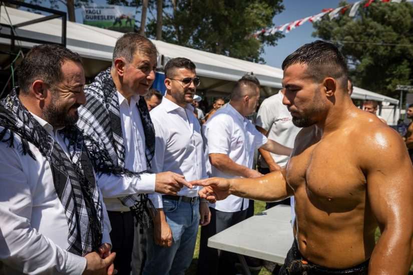 Pehlivanlar yağlı olunca..  Parmak Tokalaşması!