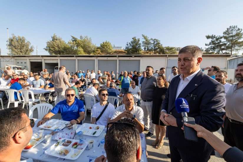 Tugay, işçilerle kahvaltı yaptı